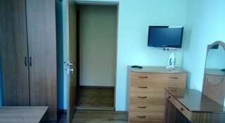 Гостиница Guest House V Olimpiyskoy Derevne Адлер Трехместный номер с основными удобствами-3